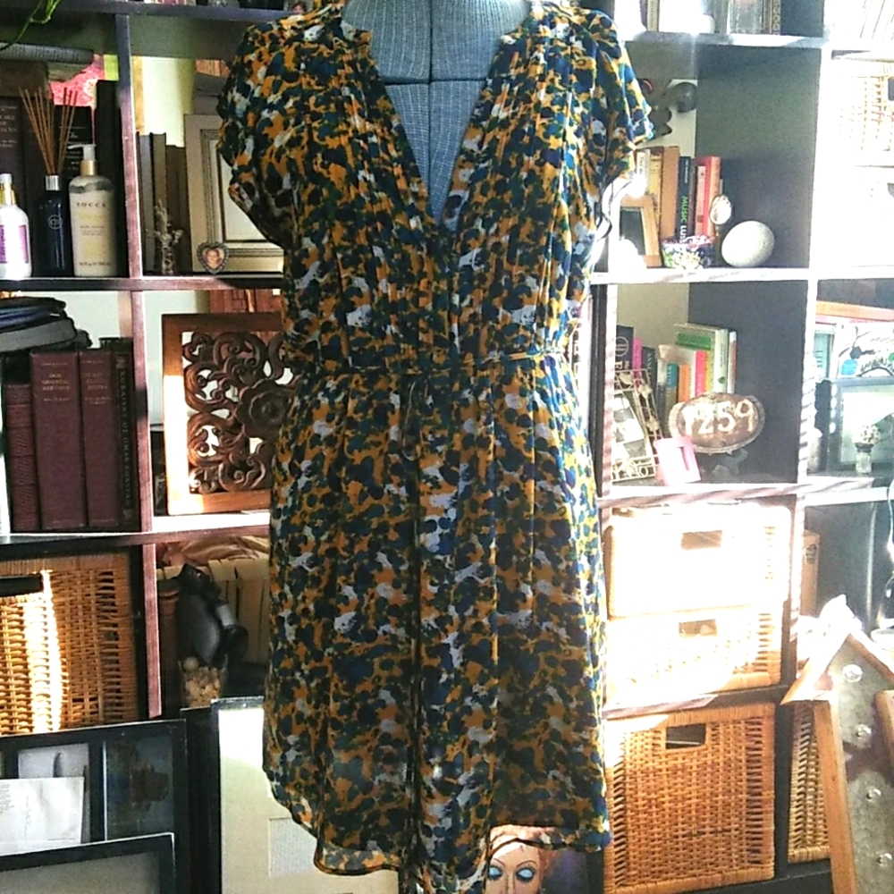 Pretty multi-colored dress with pleated details and flutter sleeves. 💟 S 14